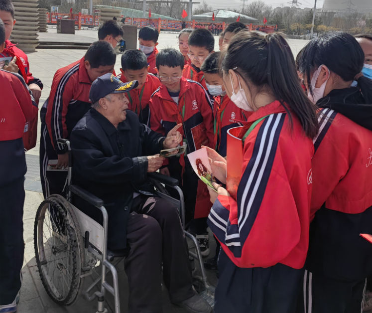 83歲的王艾甫給孩子們講述革命故事。